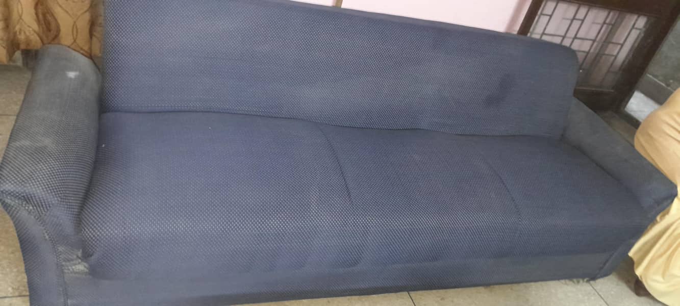 2 solid wooden tabels 3, 3 seter sofas 6