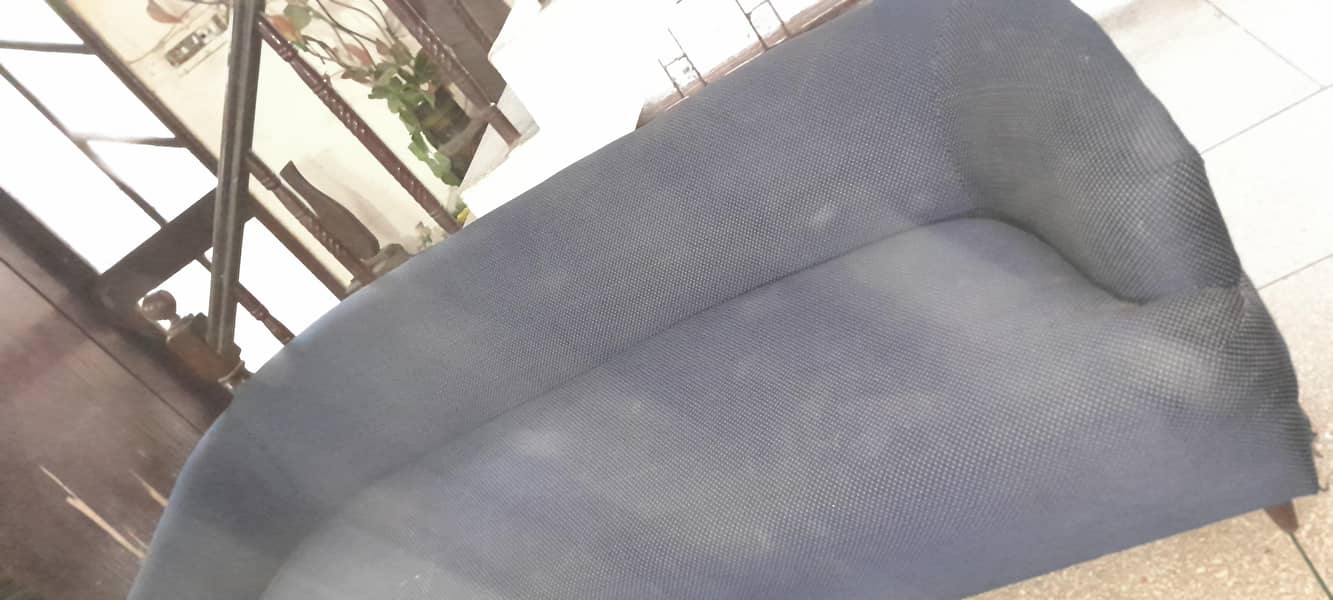 2 solid wooden tabels 3, 3 seter sofas 7