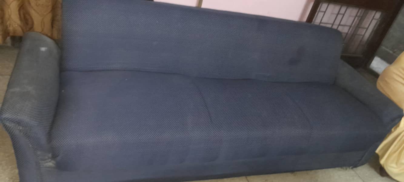 2 solid wooden tabels 3, 3 seter sofas 9