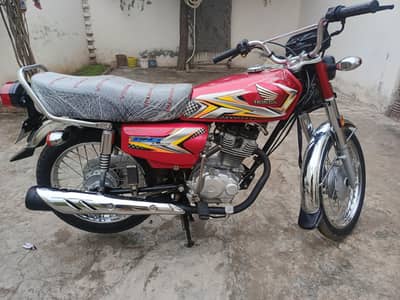 Honda 125  24/25 full new condishn 10/10 . whatapp 03096075729