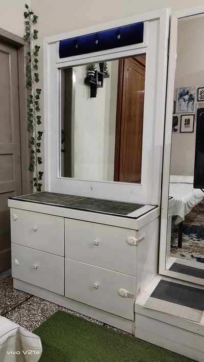 Dressing table with double mirror