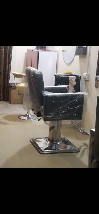 beauty saloon 2 chairs available
