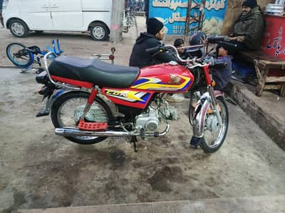 Honda CD 70 2025. very good condition only 6000 use contact me
