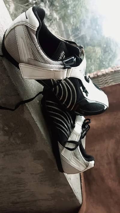 World  Best shoes   it has spikes down for crazy grip