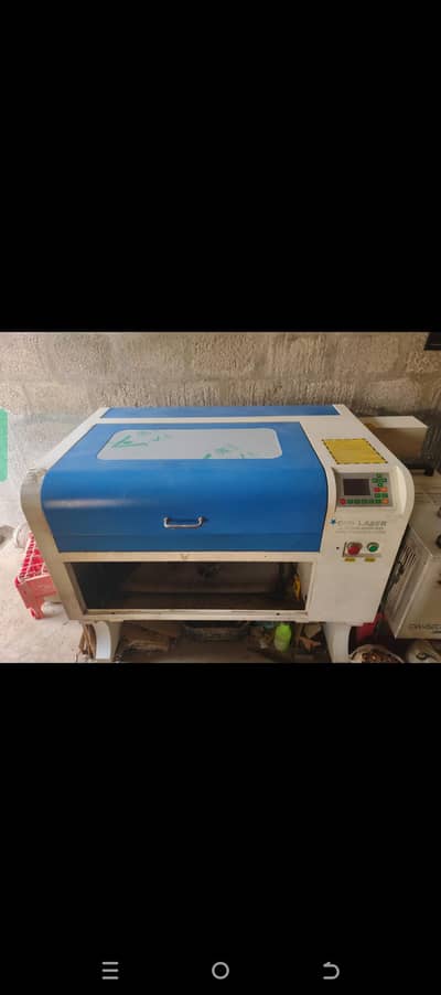 CO2 laser cutting machine