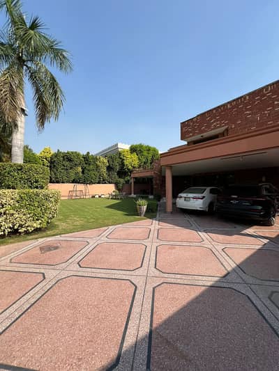 1 Kanal fully furnish house with basment