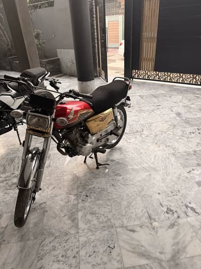 Honda 125 self start special gold edition