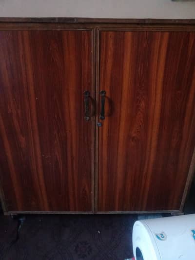 showcase in good condition with three apatment