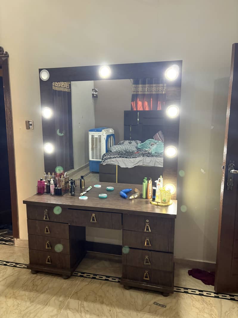 Dressing table 0