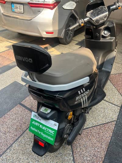 Revoo electric scootie