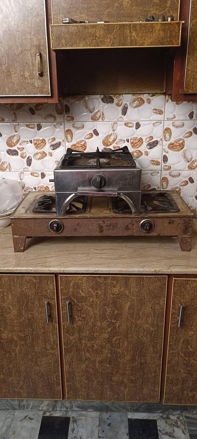 دو عددچولہے بلکل ٹھیک حالت میں ہیں 1