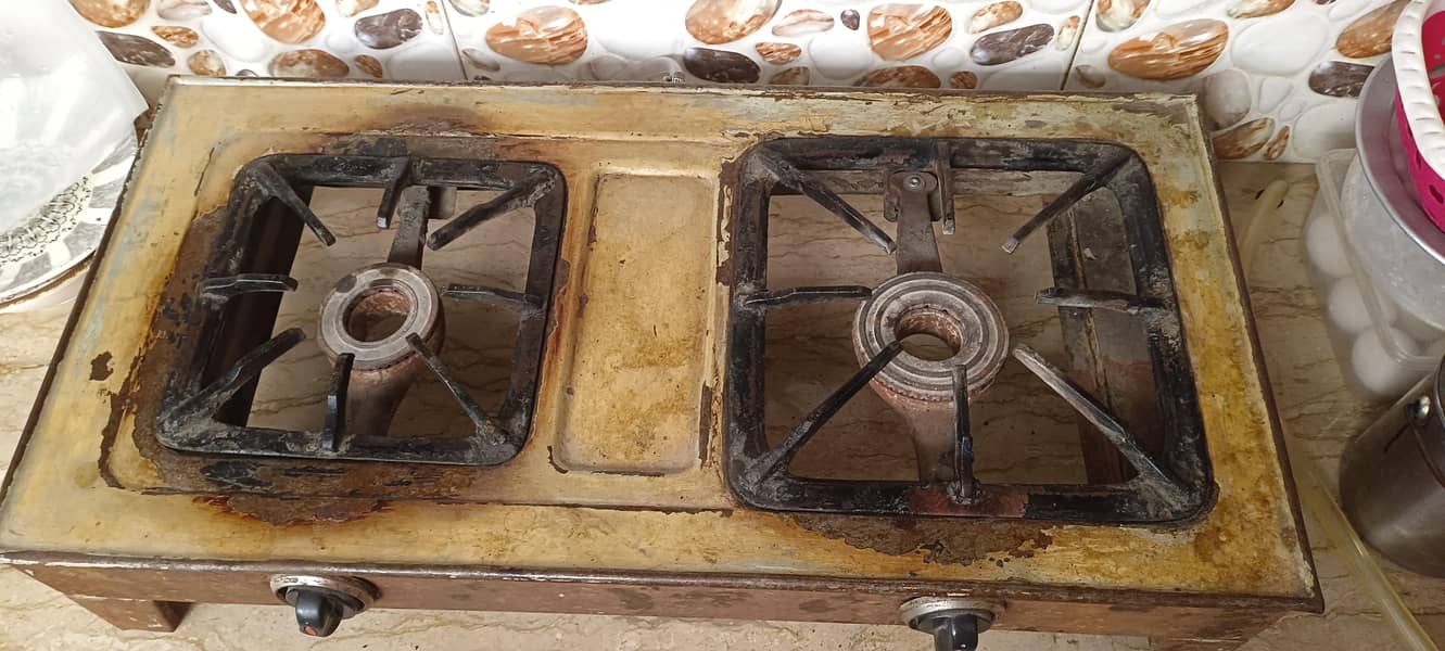 دو عددچولہے بلکل ٹھیک حالت میں ہیں 2