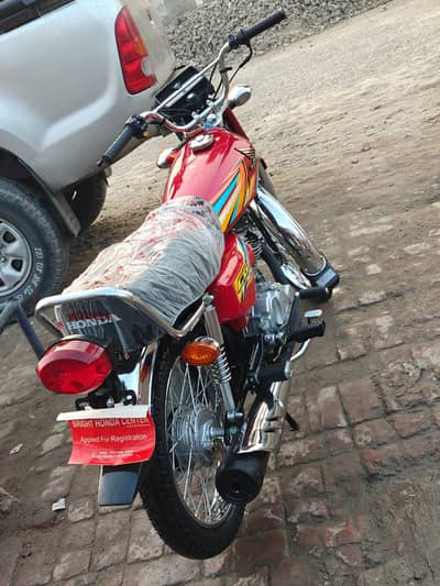 Honda 125 red