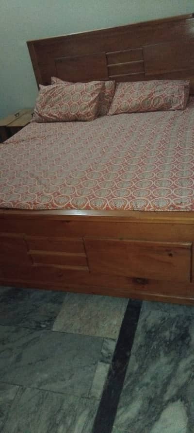 Diyaar wood bed