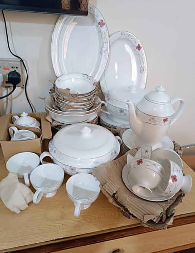 brand new untouch dinner set 61 pieces for sale