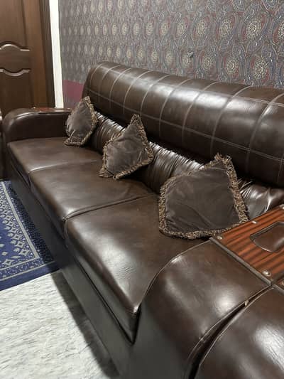 LEATHER SOFA 3/1/2  LOOK LIKE A BRAND NEW KAHIN SY PHATA NAHI HUA
