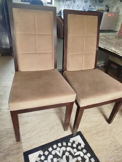 Dinning table With 4 Chairs Like New.