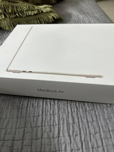 Apple MacBook Air M4 – Starlight Color, Box & Accessories Included