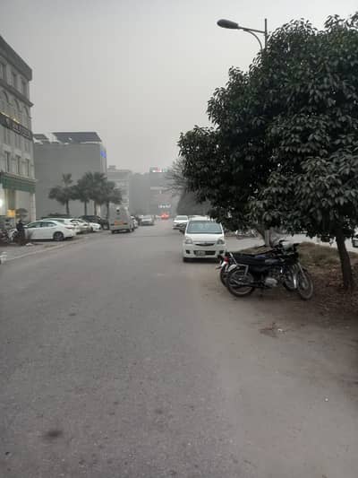 8 commercil buildind facing huge parking available for rent