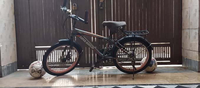 Selling a kids gair bicycle ( price can be nigotiable)