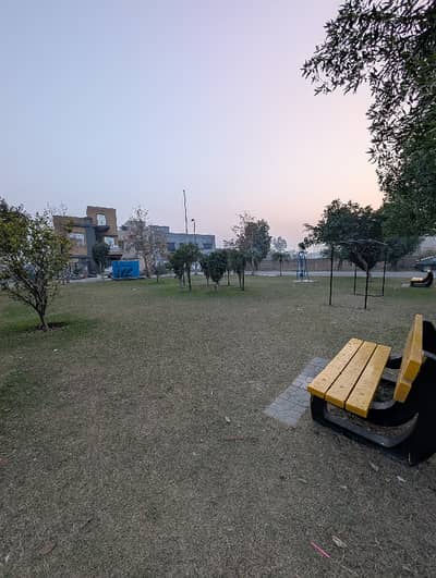 8 Marla Facing Park Plot For Sale Near to Main Gate Bahria Nasheman