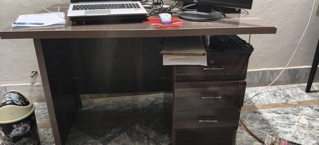 Computer table 2.5' X 4 '