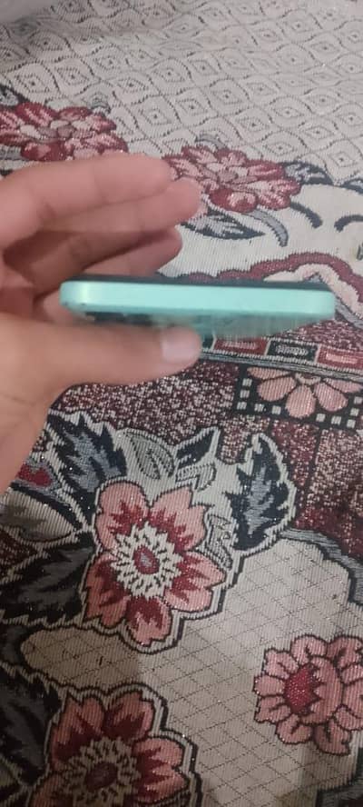 1 hand used phone  contact number 03204092891