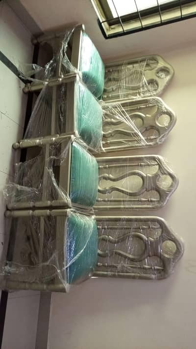 4 dinning chairs condition new