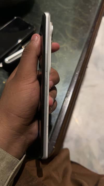 Vivo v 40 exchange possible with iPhone box k sath