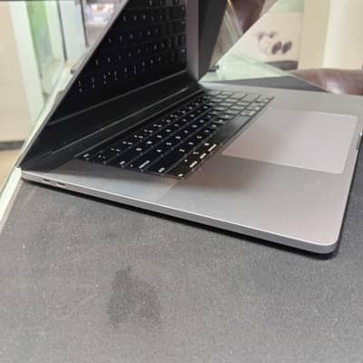 MacBook Pro core i-7 made 2019, 16 inch 32Gb Ram 1TB SSD