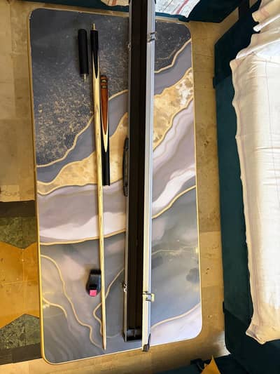 LP 3 piece cue with box for sale contact only what'sapp 03355608529