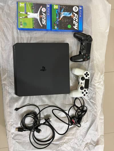 PS4 Slim 1 TB + 2 Controllers