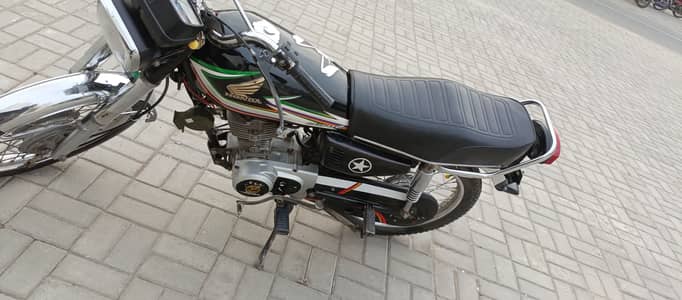 125 black colour (03011114746) whtsapp