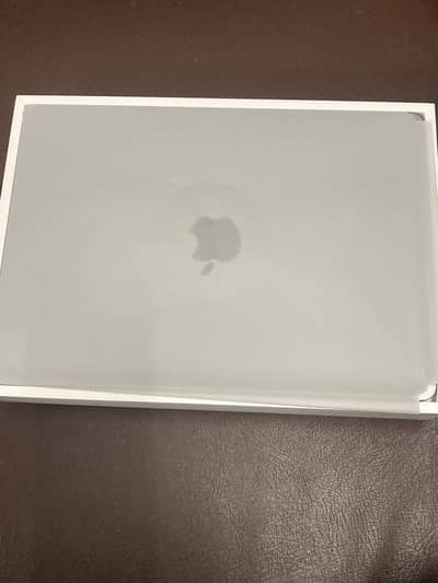 MacBook Air M2 13 inches 8/256gb battery health 100% cycles 93 . .