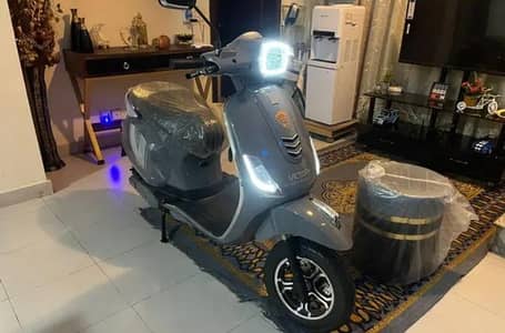 Brand-new Crown 2025 Victory E Scooter 120km Range Lithium battery
