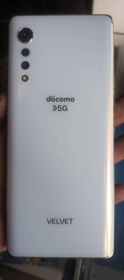 LG DOCOMO 5G AMULATED DISPLY