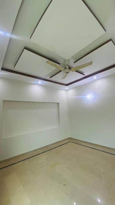 10 Marla Lower portion available in Nashman Iqbal phase2