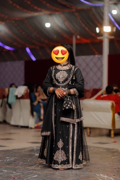 Wedding dress with neckless and pouch