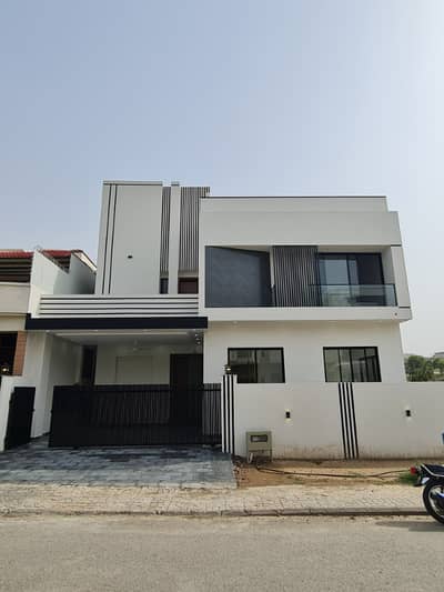 Designer's Haven: A 5-Bedroom Modern Oasis, Where Straight Lines Meet Elegant Design for Contemporary Living