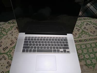 MacBook Pro 2015 15 inch corei7 16gb 512 GB storage 2.8ghz