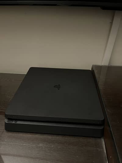 PS4 500GB almost new condition with box