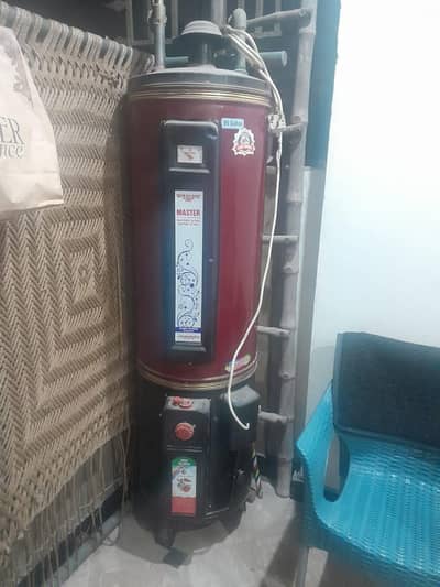 35 Gallon Electric + Gas Master Geyser for Sale – Excellent Condition