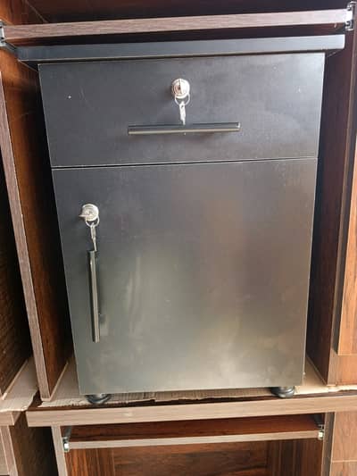 Drawers/Office drawers/Cash locker/Side tables/Lockers/Cabinets