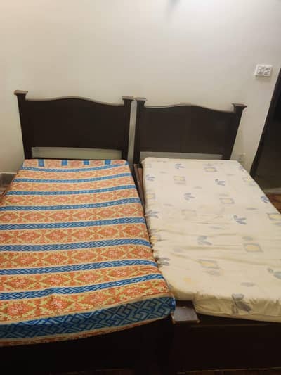1 King-size double bed and 2 single bed with mattress