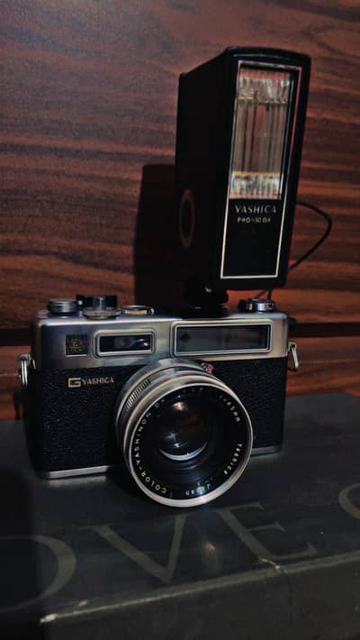 YASHICA ELECTRO 35 (antique classic) with YASHICA PRO-30 50DX Flash