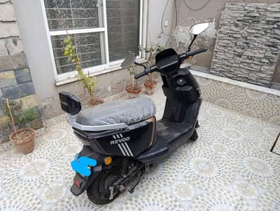 Brand New Revoo A12 Electric Bike – Only 15km Driven + Free Helmet