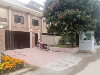 I-8 Beautiful Near Kachnar Park Full House For Rent.