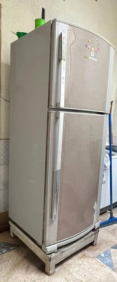 ڈبل ڈور ہے اور اور بڑا فرج ہے ڈونرز کمپنی کا ہے