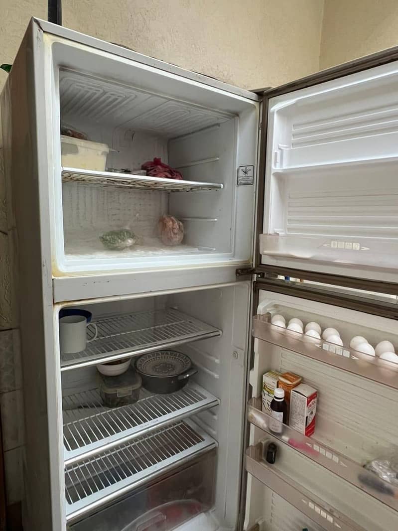 ڈبل ڈور ہے اور اور بڑا فرج ہے ڈونرز کمپنی کا ہے 1