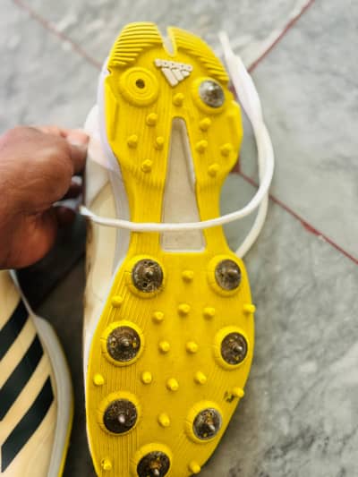 Addidas 22 yard spikes shoes